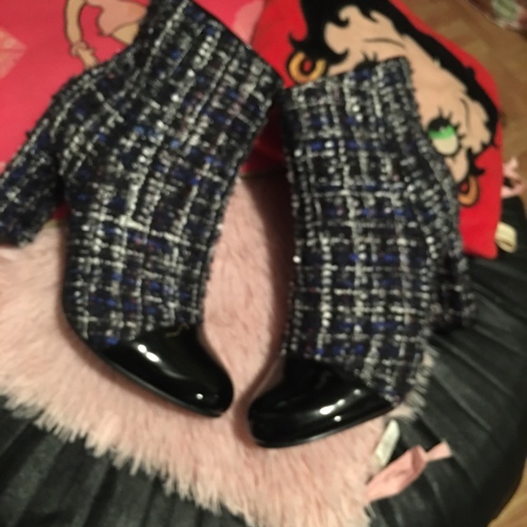 Cute Ankle Boots with a Hint of Blue - Picture 4 of 6